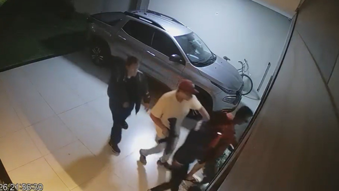 Três homens aproveitam a abertura do portão e invadem a casa e rendem os moradores em Rondonópolis (MT) — Foto: Reprodução